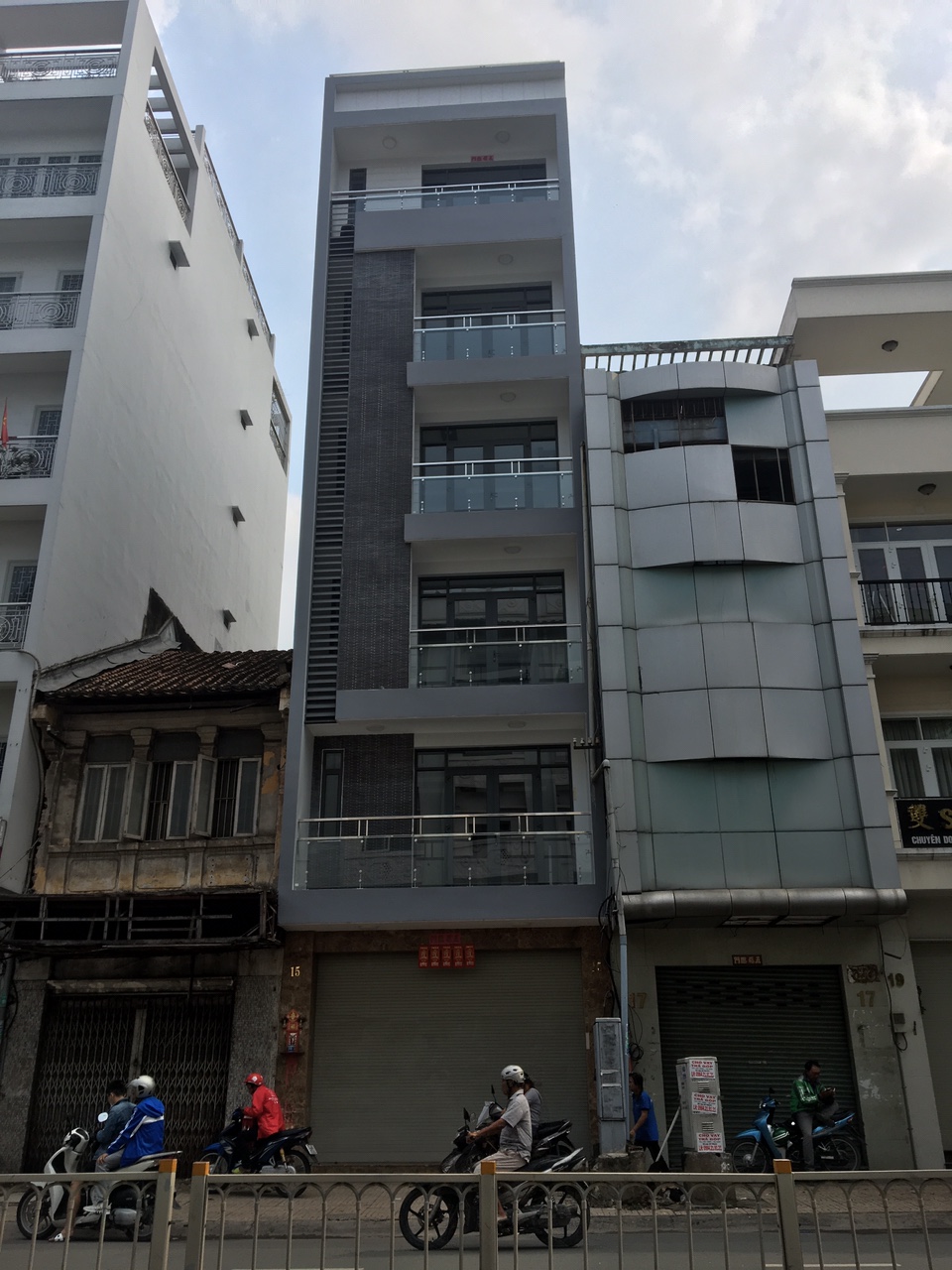 Bán nhà mặt tiền Trần Phú P4 Q5; 4x21m vuông vức