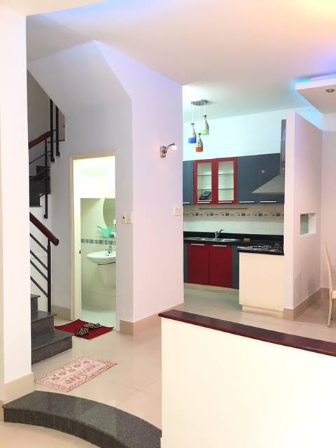 Bán nhà hẻm xe tải Hoàng Hoa Thám, 62m2, ô tô vào nhà, giá 7,4 tỷ