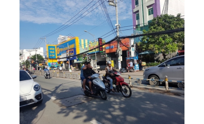 Gia đình xuất cảnh cần bán căn nhà góc 2 mặt tiền Nguyễn Thị Thập, Quận 7, DT: 5x30m.
