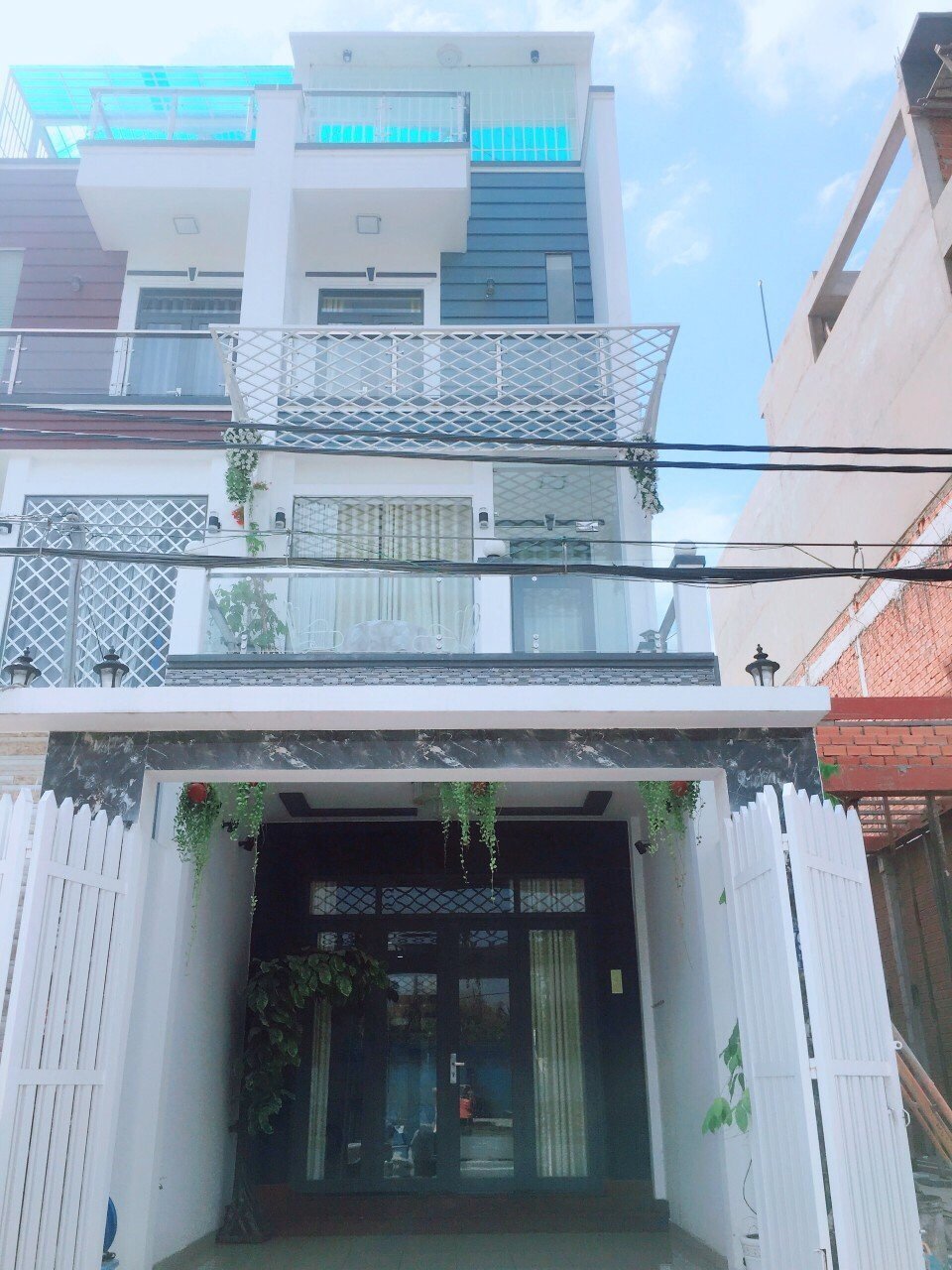 Cần bán nhà đẹp lung linh Nguyễn Thị Hương, Nhà Bè, DT 4x18m, 3 lầu. Giá 5 tỷ