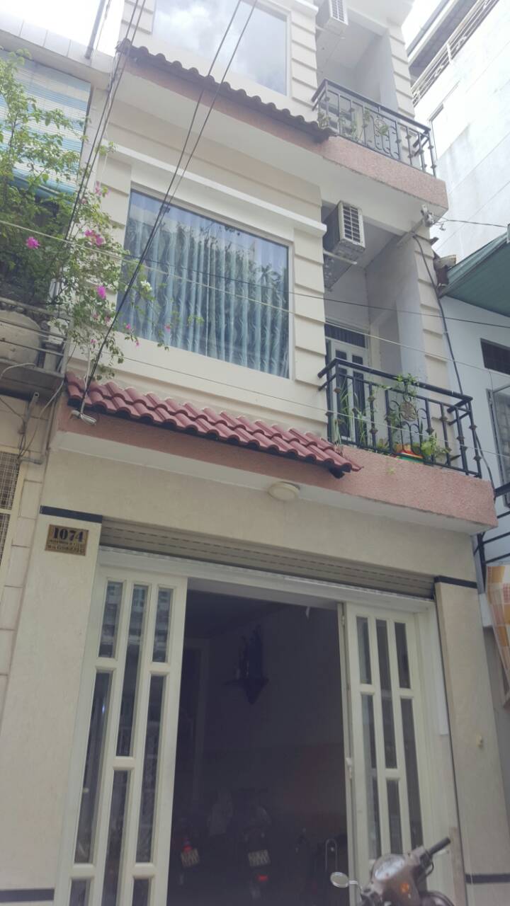 Gia đình chuyển lên quận trung tâm nên cần bán căn nhà HXH Đặng Văn Ngữ, P. 10