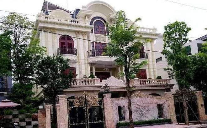 Nhà Đẹp Cổ Kính MT  Nguyễn Đình Chính Diện Tích : 9x22m NH: 10m 