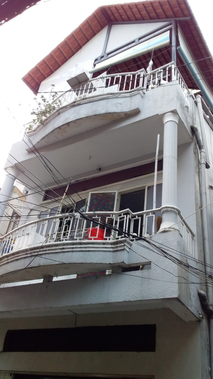 Chính chủ bán gấp nhà hẻm 3 mặt tiền đường Hoàng Văn Thụ, HĐT: 15 triệu/th