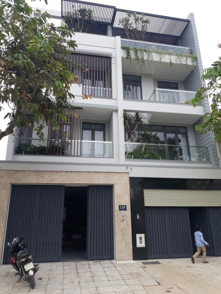 Bán nhà mới đẹp mặt tiền đường 20 Phạm Hữu Lầu, Q7, Dt 5x18m, 3 lầu, ST. Giá 11 tỷ
