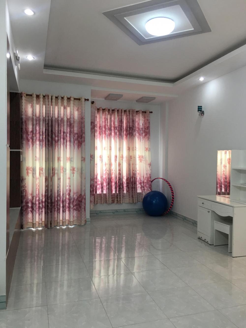 Cơ hội sở hữu nhà Quận 10 CMT8, 40M2, giá 4,55 tỷ.