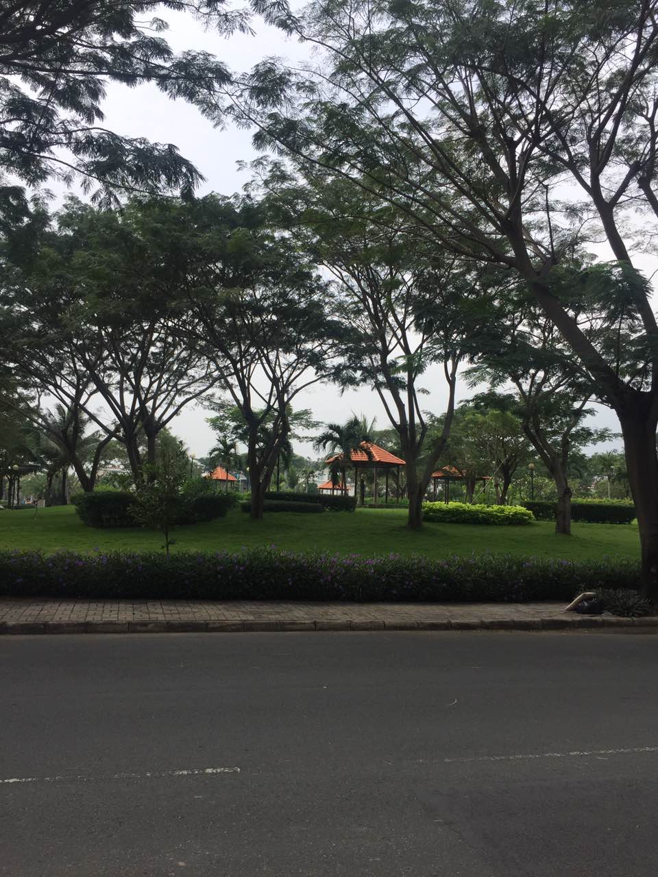 Bán biệt thự Mỹ Phú 3 mặt tiền đường lớn nhìn trực diện công viên lớn Phú Mỹ Hưng DT: 271m2, LH 0942.44.3499