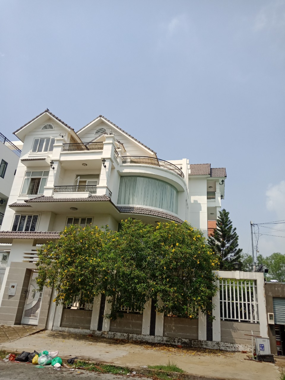 Bán nhà gần Nguyễn Văn Hưởng 8x20m 4 tầng giá 37 tỷ thu nhập 200tr/th Thảo Điền,Q2