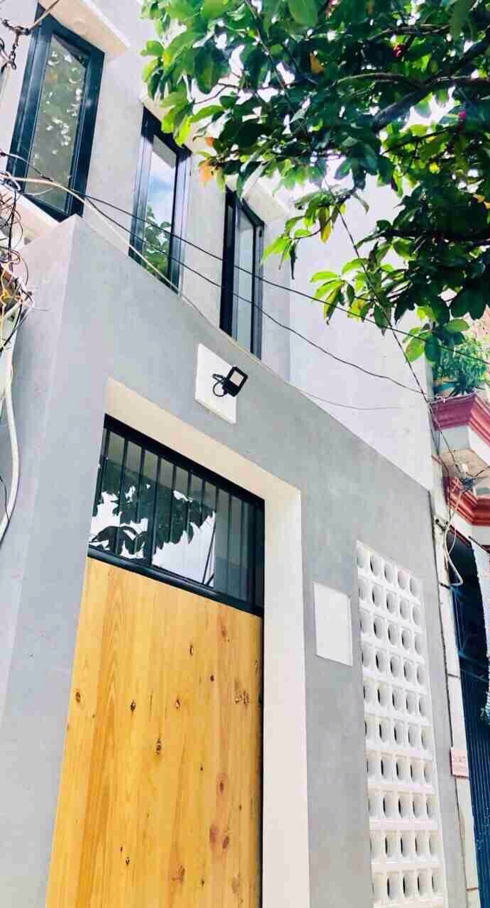 hủ nhà gửi bán kín căn nhà hẻm 5m đường 3 Tháng 2, P. 11, Q. 10. Nhà 2 lầu cực đẹp chỉ hơn 7 tỷ