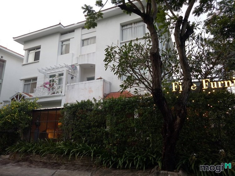 Bán biệt thự đường Nguyễn Văn Trỗi, Phú Nhuận. Dt: 10x17m, 2 lầu nhà đẹp nội thất cao cấp vào ở ngay