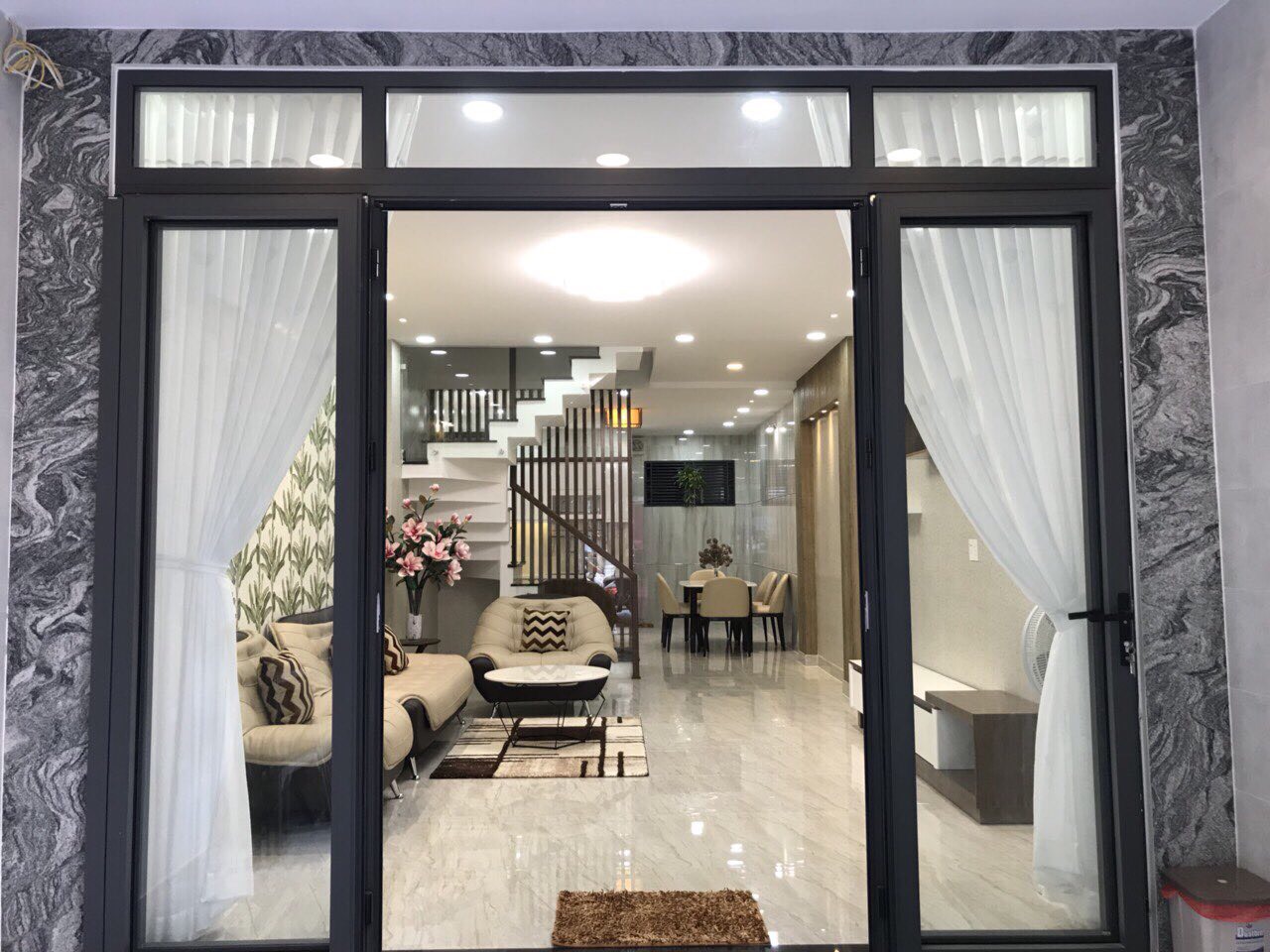 Bán nhà mặt tiền Hát Giang P2 Q. Tân Bình DT: 5m x 23m