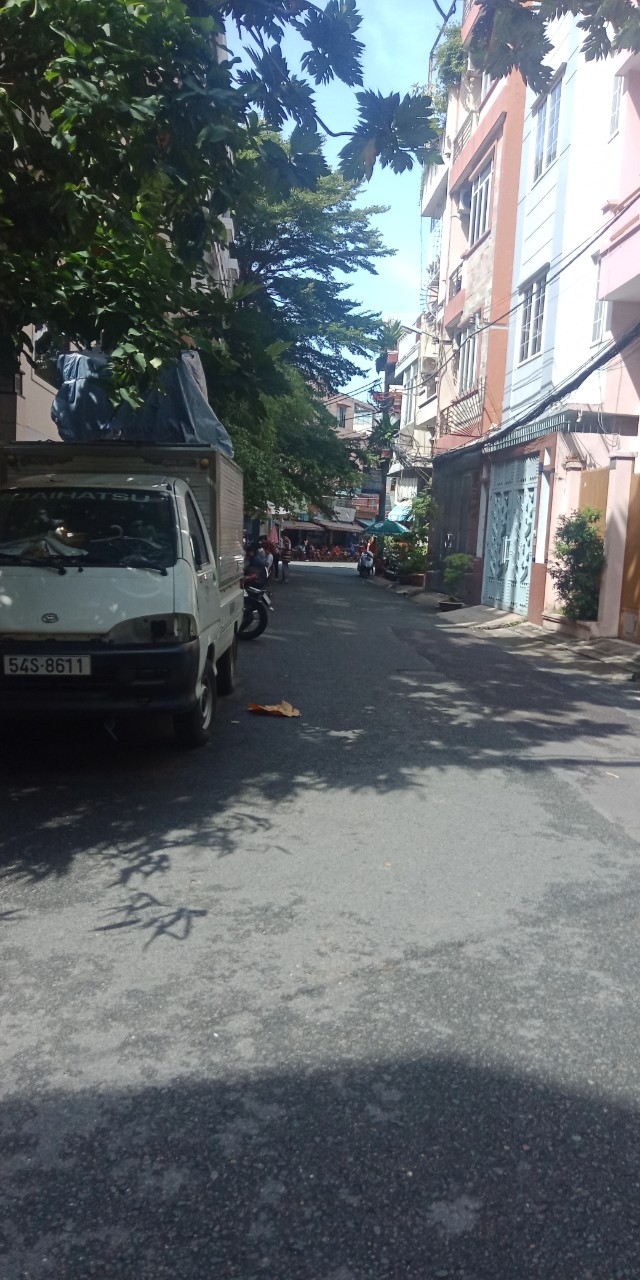 Bán nhà mặt tiền Bạch Vân, Q. 5, DT: 4.2*21m. Giá đầu tư, giá chỉ 19.7 tỷ