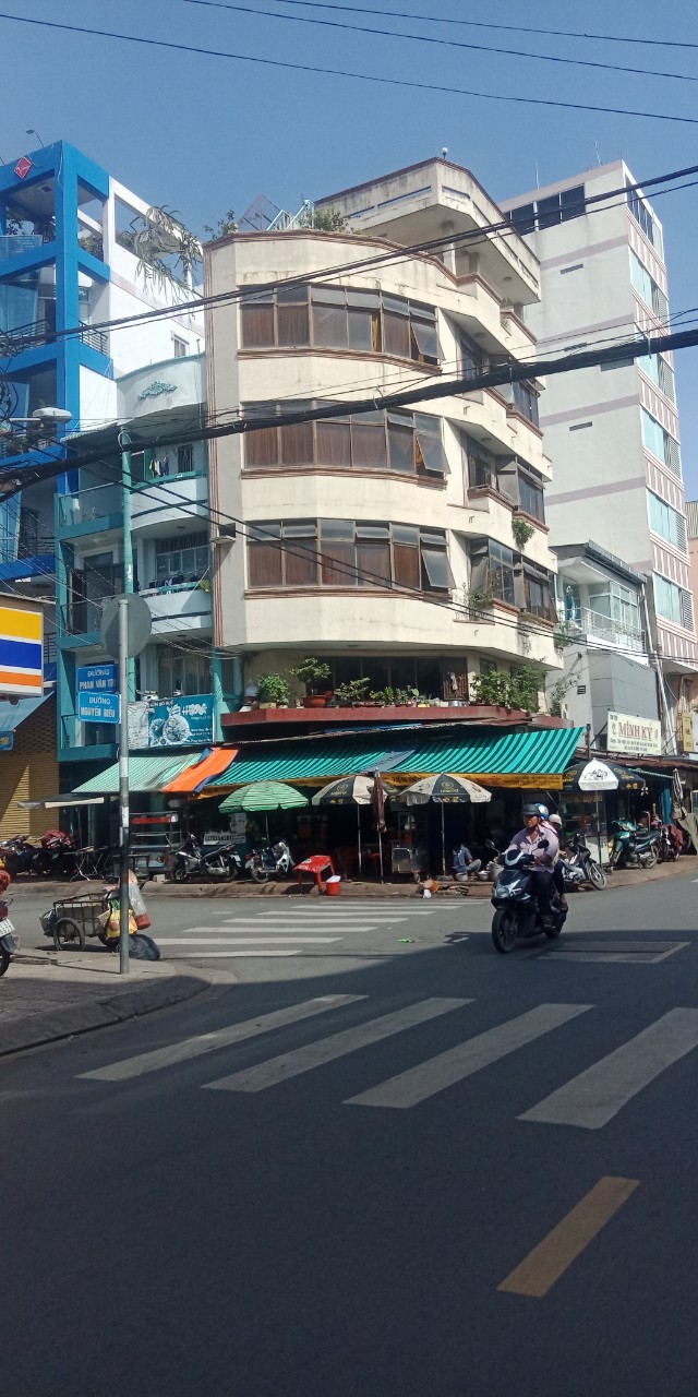 Bán nhà Trần Hưng Đạo Q5 giáp Q1, DT: 8,5m x7,3m (3 tầng + ST), giá: 8,5 tỷ