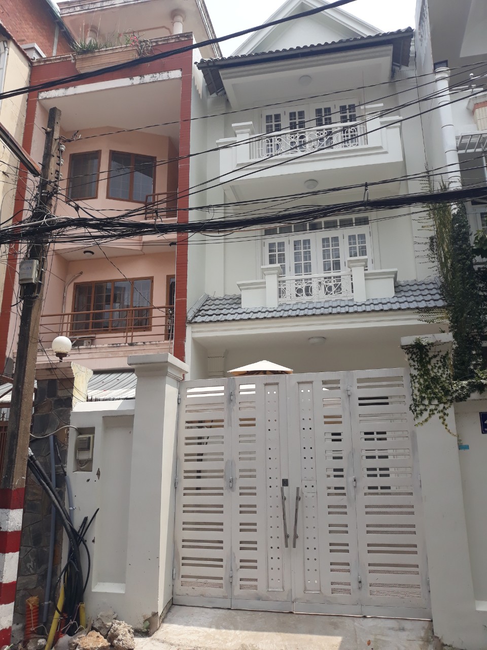 Định cư  bán gấp nhà mặt tiền  3 lầu, (dt: 5x24m)  Phạm Huy Thông  , GV.