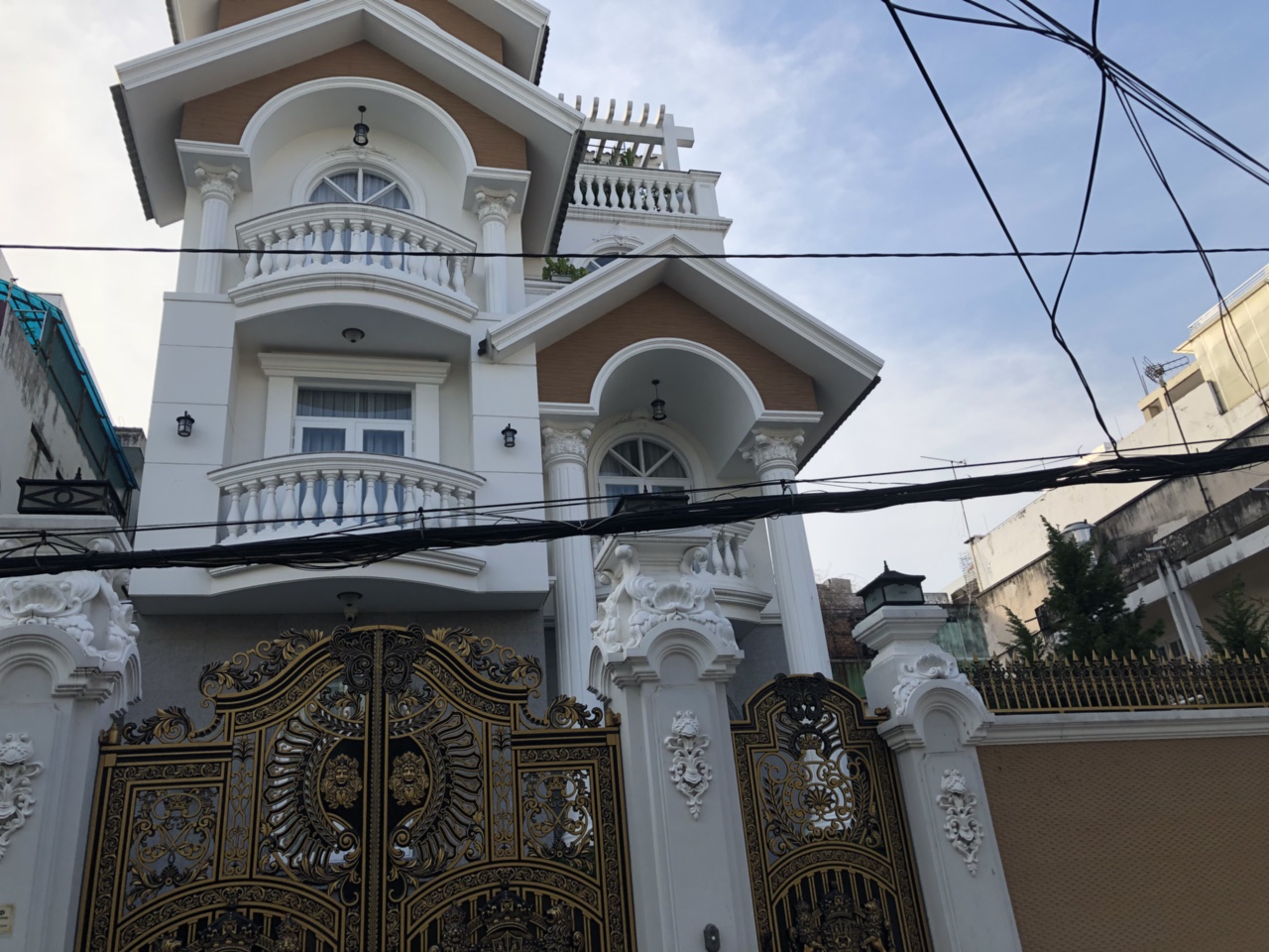 Cần bán gấp nhà mặt tiền đường Lê Lai, gần ngay chợ Bến Thành, P. Bến Thành, Q1