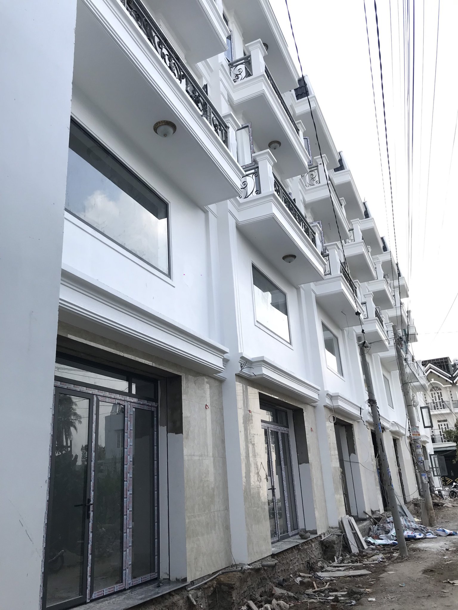 Bán nhà mới xây có nội thất 1 trệt, 2,5 lầu 4PN, 5 toilet, đường 6m, P. Thạnh Xuân, Q12 giá 3.65 tỷ