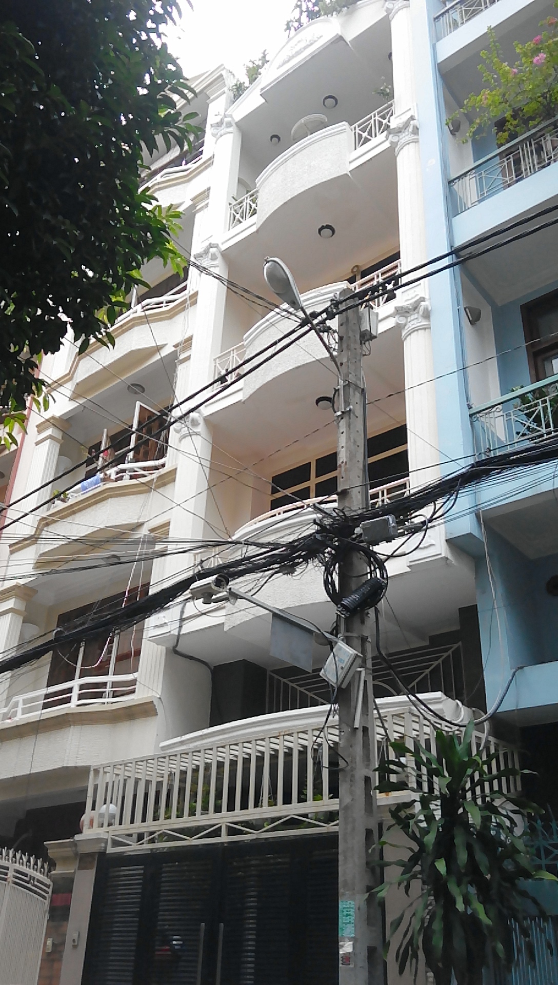 Khu biệt thự Trần Hưng Đạo, nhà 4 lầu lung linh, NH: 4.4x12m, P. 1, quận 5, vào ở ngay