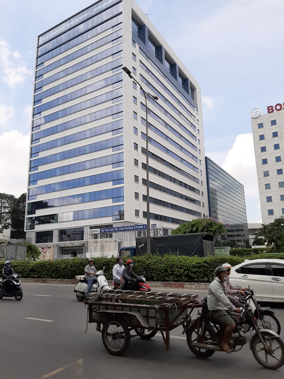 Cần bán gấp tòa nhà ngân hàng mặt tiền Nguyễn Văn Trỗi, DT 11x20m. HĐ thuê 450tr/th, giá 95 tỷ