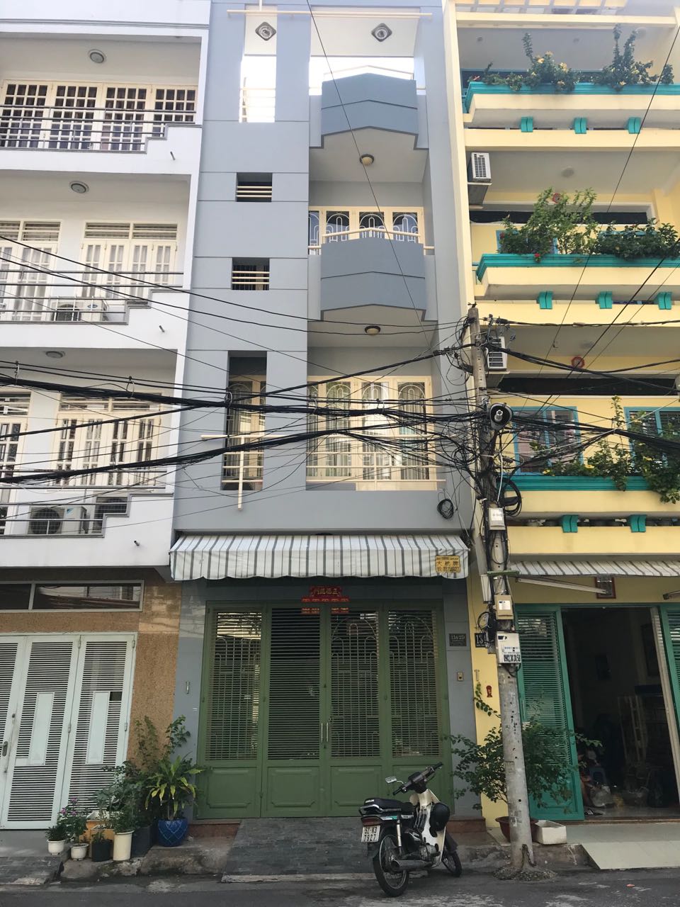 Bán Nhà Mặt Tiền Nguyễn Tri phương Thành Thái Q10 ngang 5m giá chỉ 300tr/m2 TL