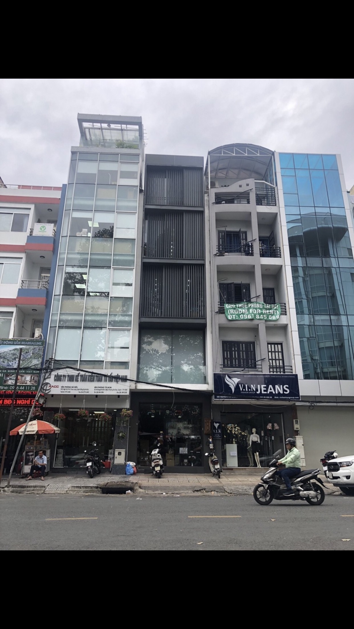 Không có người quản lý nên bán tòa nhà dịch vụ 5 tầng tại Nguyễn Văn Hưởng,