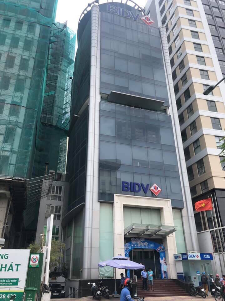 Cho thuê gấp tòa nhà văn phòng 900m2 sàn khu sân bay Tân Bình. chỉ 10$/1m2. LH 0933099068