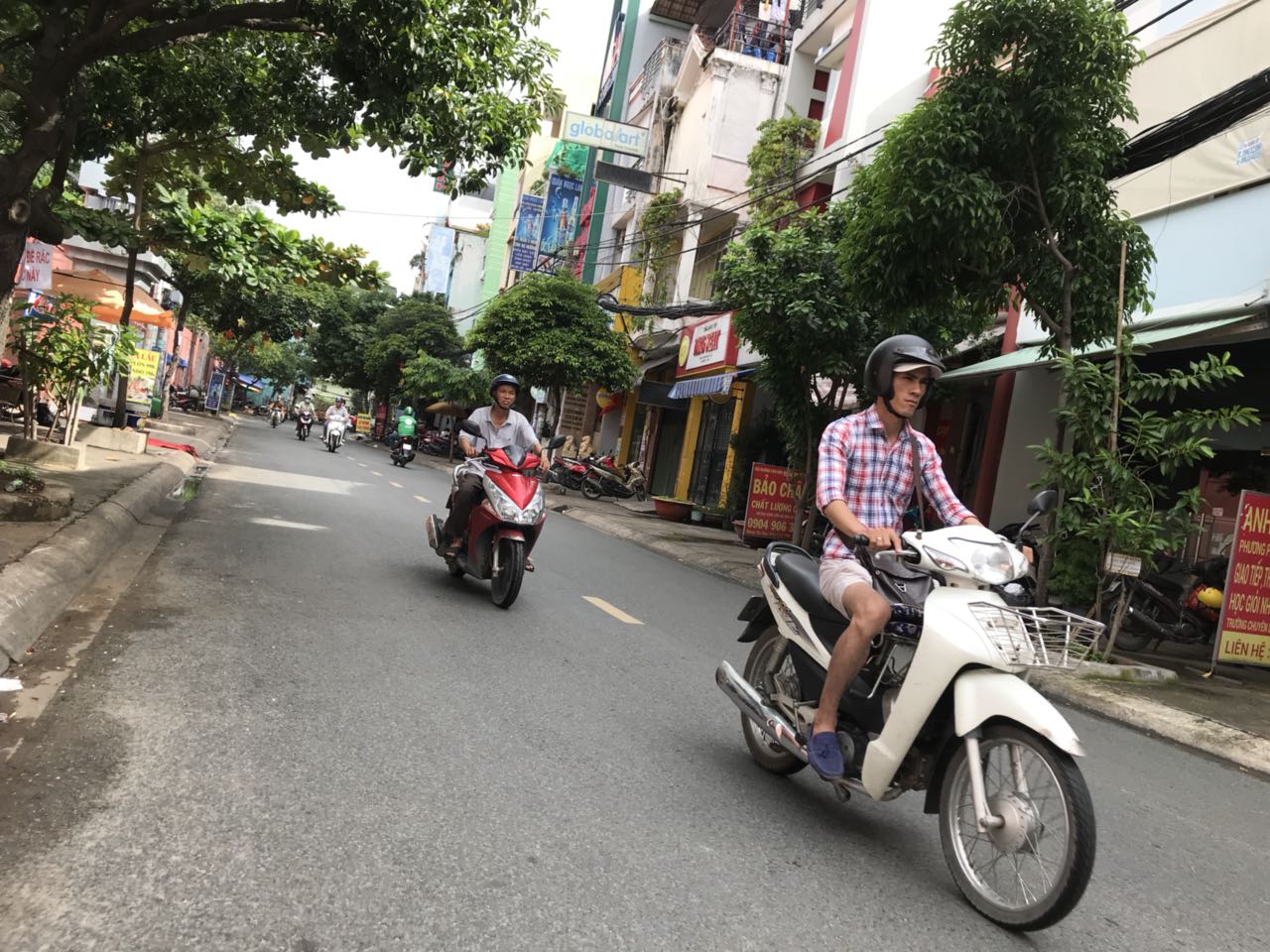 Bán gấp nhà nát mặt tiền đường Nguyễn Minh Hoàng (DT: 8*17m)