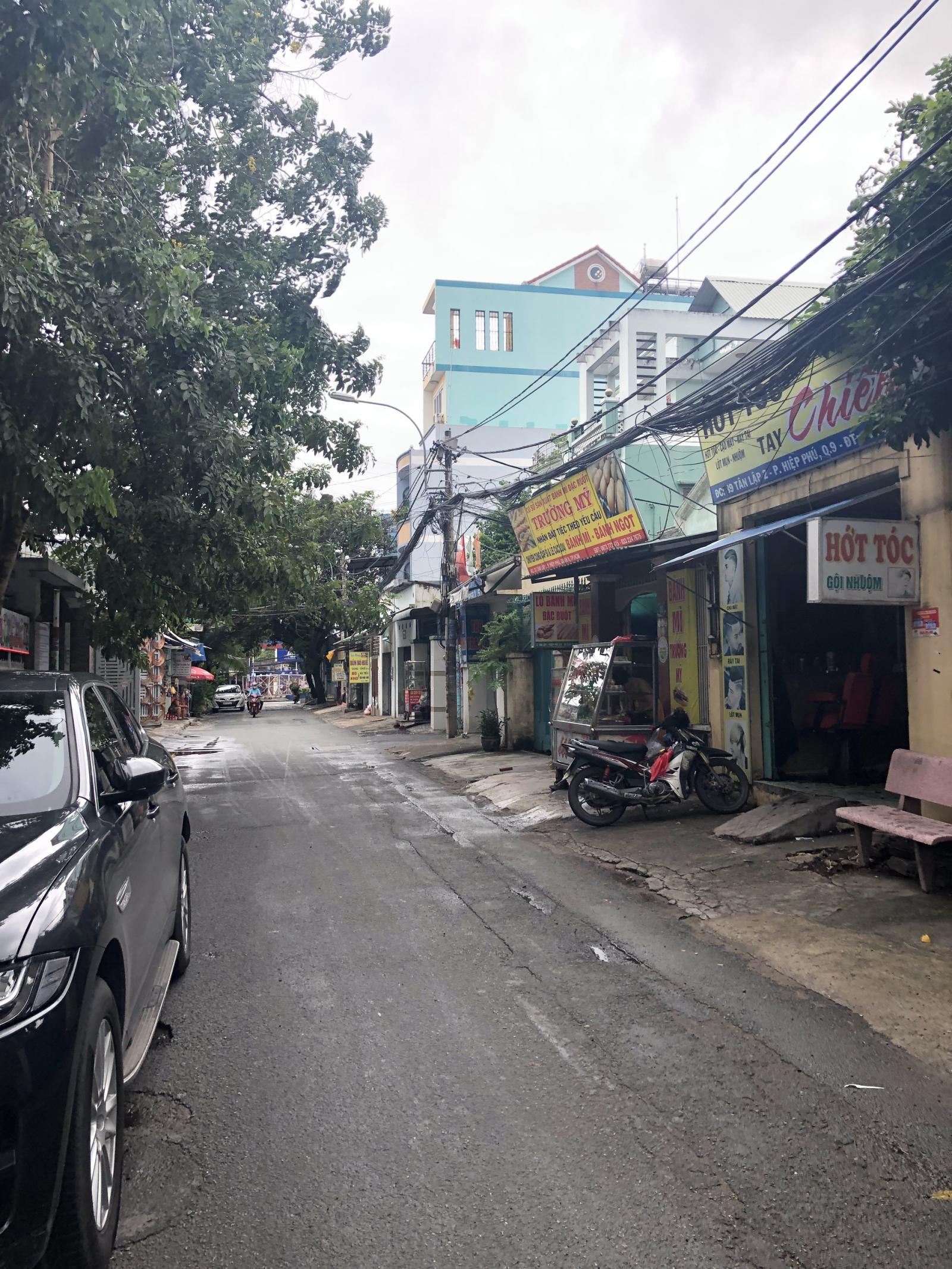Bán nhà MT đường đối diện Vincom quận 9, cách Lê Văn Việt 50m.