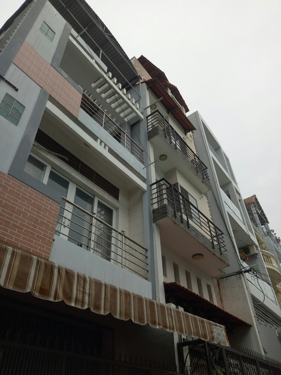 Bán gấp nhà HXH Nguyễn Trãi Q5 DT: 4.2x16.5, 2 lầu, nhà mới đẹp dọn vào ở ngay.