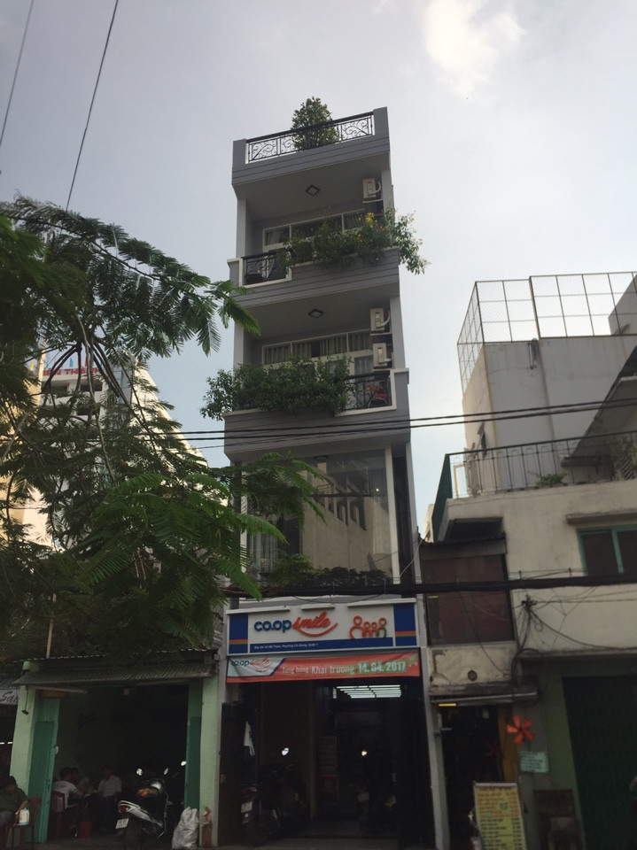 Bán nhà hẻm 9m đường Nguyễn Trãi, P2, Q5, ngay khu thời trang. Dt:4x14m. 3 tầng