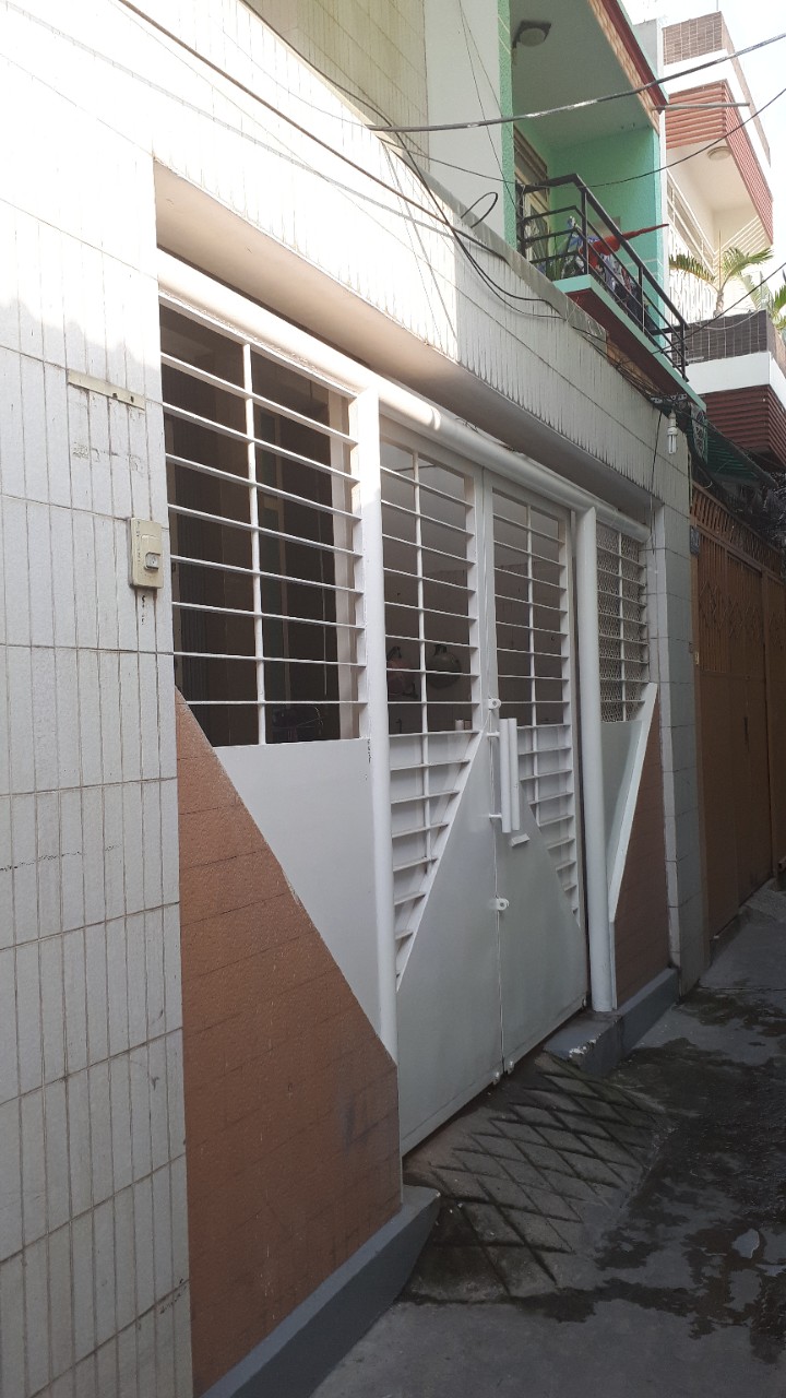 Bán nhà hẻm xe tải Lạc Long Quân, DT: 8.4x13m, giá 12.8 tỷ còn bót chút lấy lộc