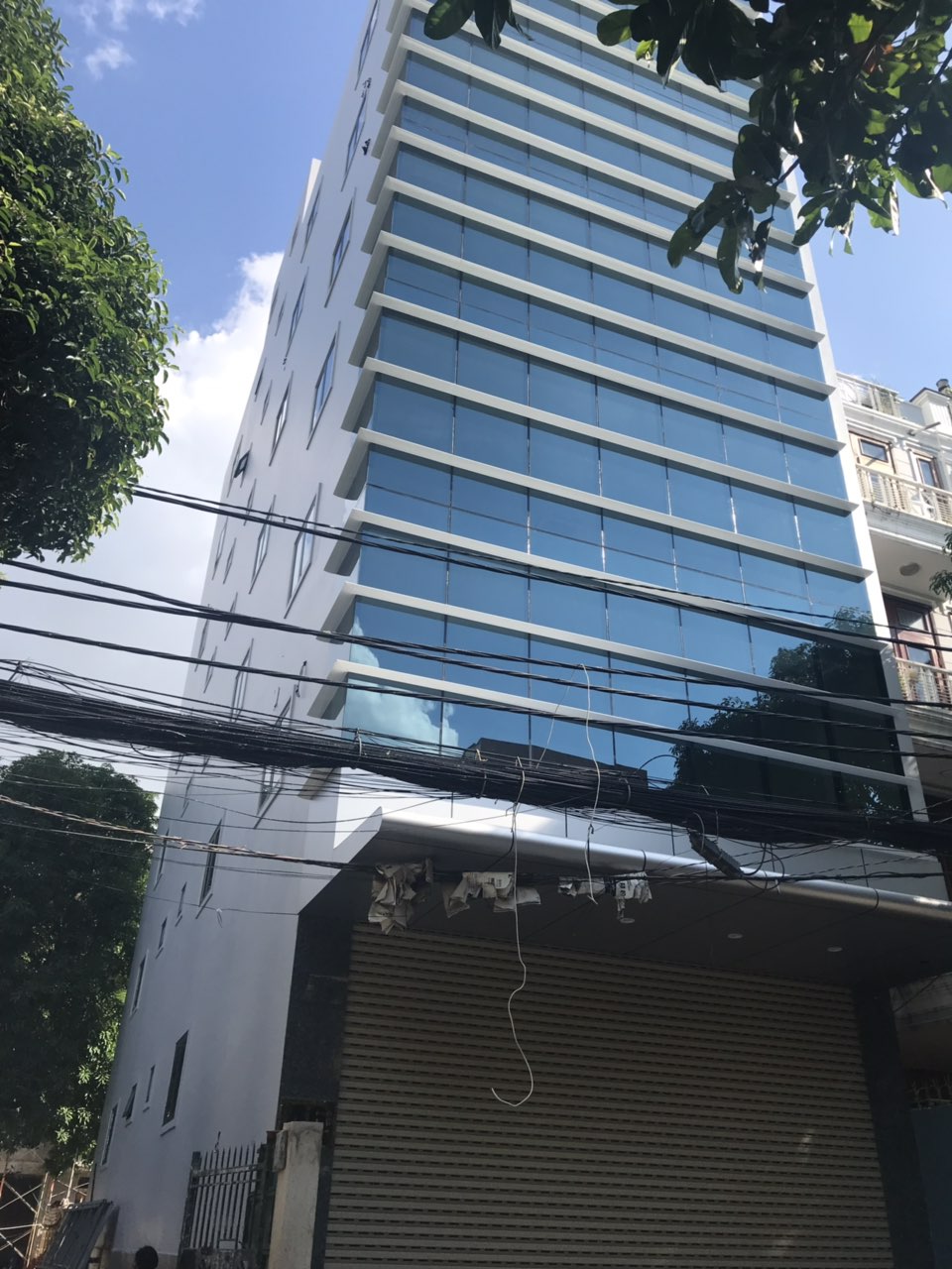 Bán gấp tòa nhà Nguyễn Cửu Vân, P17, BT 5.7x17m 2mt trước sau, cho thuê 60tr/th, giá 18.9 tỷ chốt