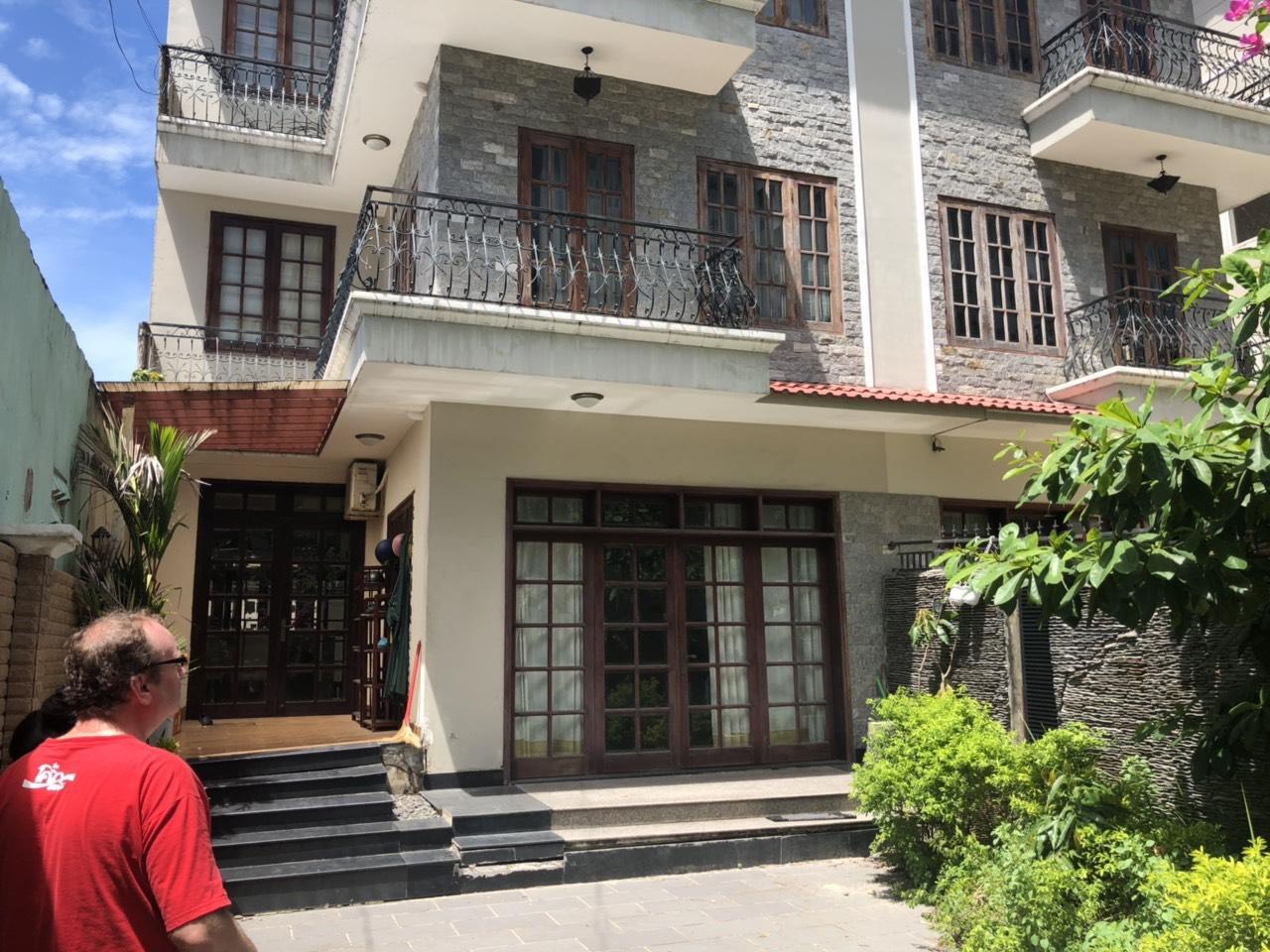 Đi nước ngoài nên bán gấp căn nhà Biệt Thự Đôi đường Nguyễn Văn Linh, phường Bình Thuận, Quận 7.