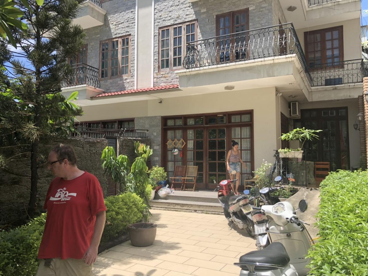 Đi nước ngoài nên bán gấp căn nhà Biệt Thự Đôi đường Nguyễn Văn Linh, phường Bình Thuận, Quận 7.