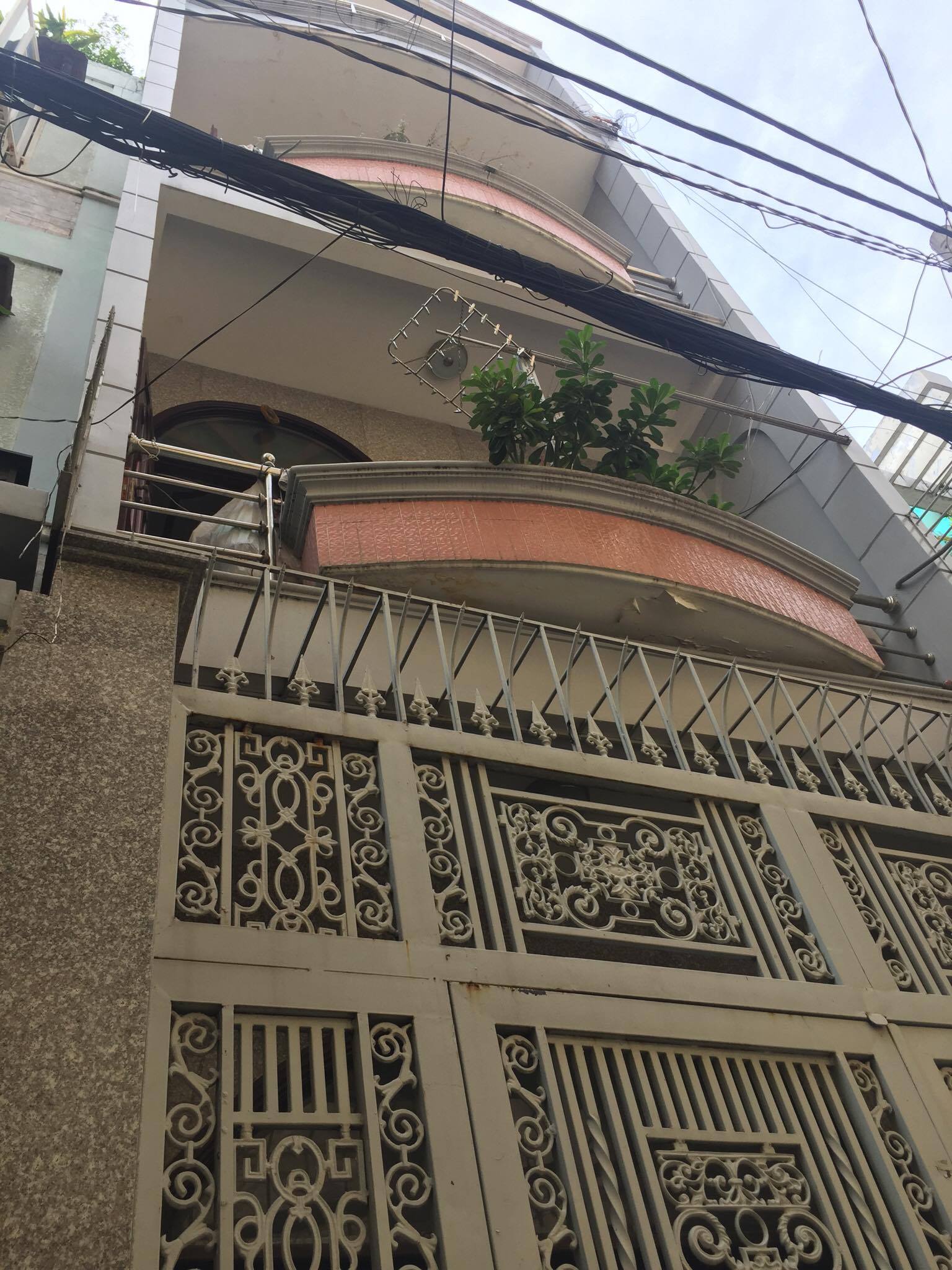 Cần tiền bán gấp nhà đường Nguyễn Tri Phương - đường 3/2, Quận 10, DT: 5,5x24m, 3 tầng, giá 35 tỷ.
