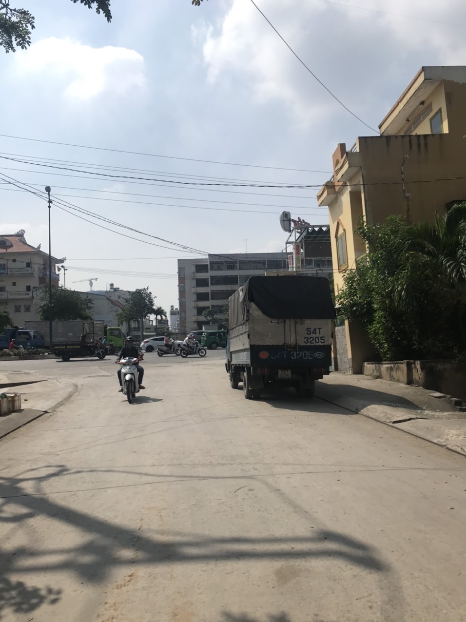 Bán nhà nát hẻm xe hơi 3.7x15m nở hậu 4.5m Phạm Văn Đồng P13 Bình Thạnh.
