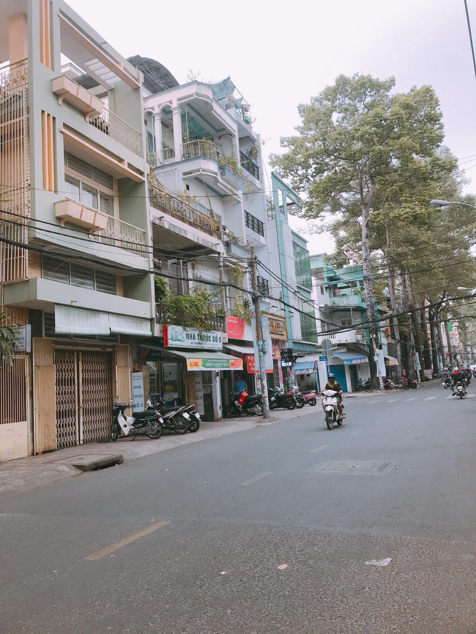 Cần bán gấp góc 2 MT hẻm xe hơi đường Hòa Hưng Q10, DT: 6x13m, giá chỉ 9.3 tỷ