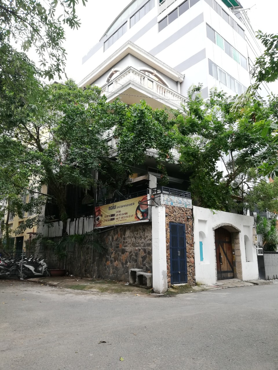 Bán gấp biệt thự đường Nguyễn Trọng Tuyển, Hầm - 3 lầu, đẹp lung linh