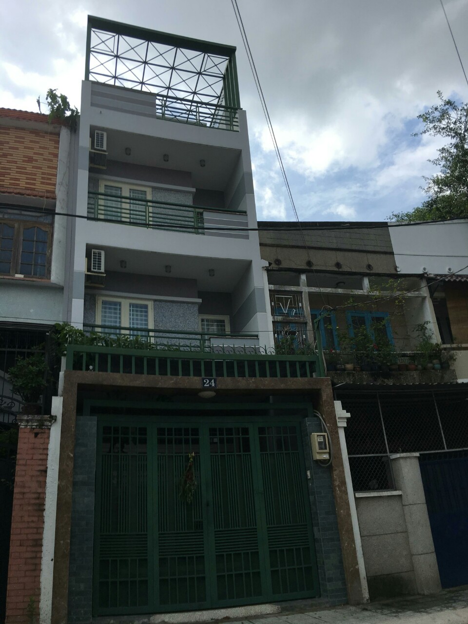 Nhà góc 2 MT hẻm đường Cao Thắng,P.12 Q10. 2 mặt thoángn nhà mới đẹp 100%, full nội thất, vào ở ngay. Giá 5.2 tỷ.