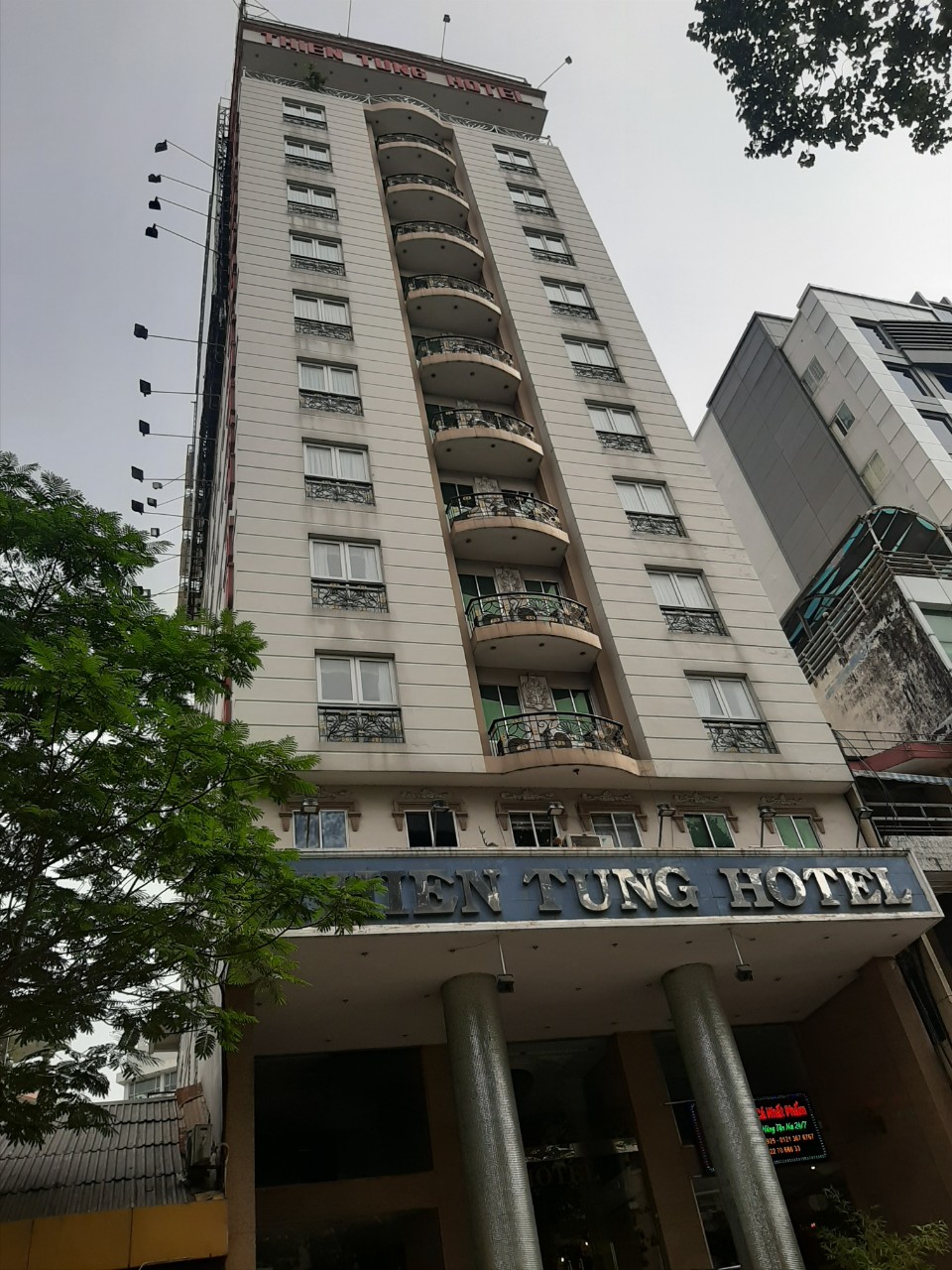 Cho thuê khách sạn MT Phó Đức Chính, phường Nguyễn Thái Bình, Quận 1. KC 13 lầu, 12x20m, 88 phòng