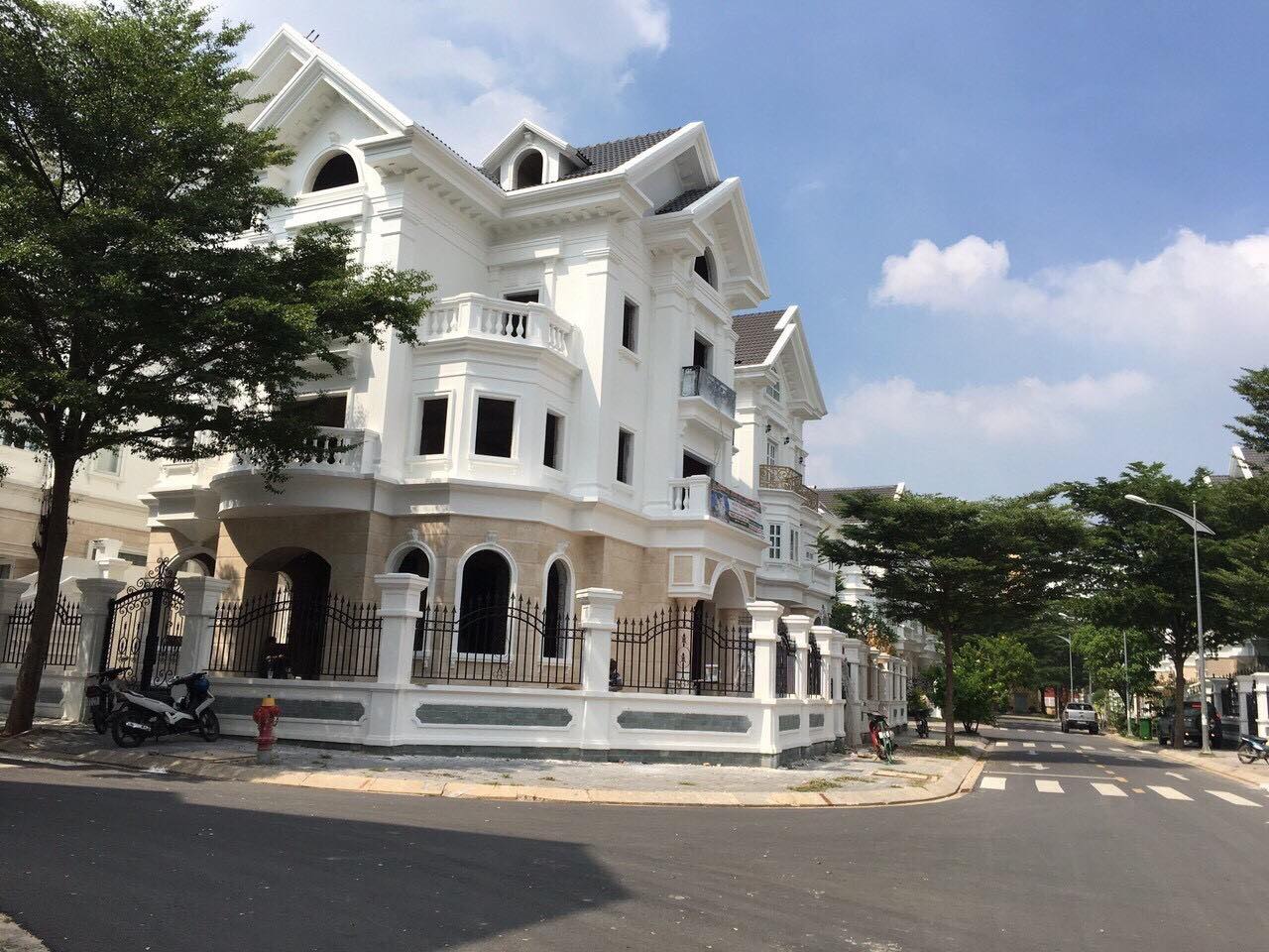 Bán biệt thự cao cấp khu đường Hoa, P2, PN(9x20m), trệt, 3 lầu. Giá: 45 tỷ