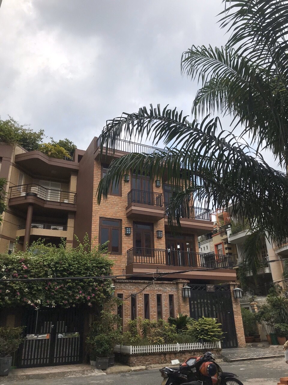 Bán Biệt Thự Hồ Biểu Chánh, P11, Q.PN, 12 x 20m. Trệt + 1 lầu, giá 42 tỷ 0908525968