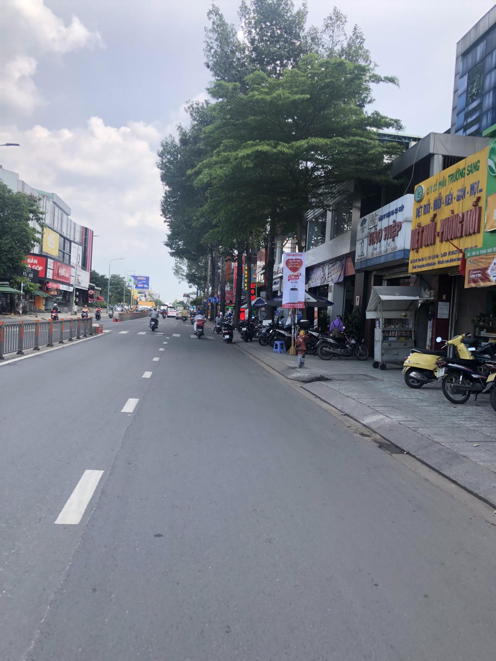 Bán nhà MT Quang Trung đối diện Hạnh Thông Tây DT: 17.5x25m, CN: 345m2 giá: 18 tỷ.