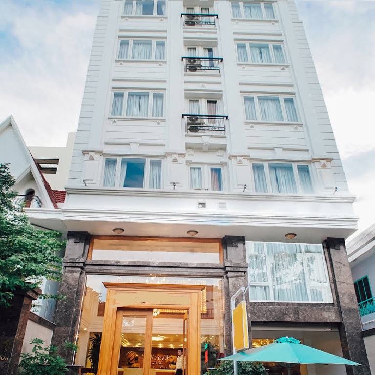 Khách sạn mặt tiền Phạm Văn Bạch, đất 12.5 x 26.5, 6 tầng