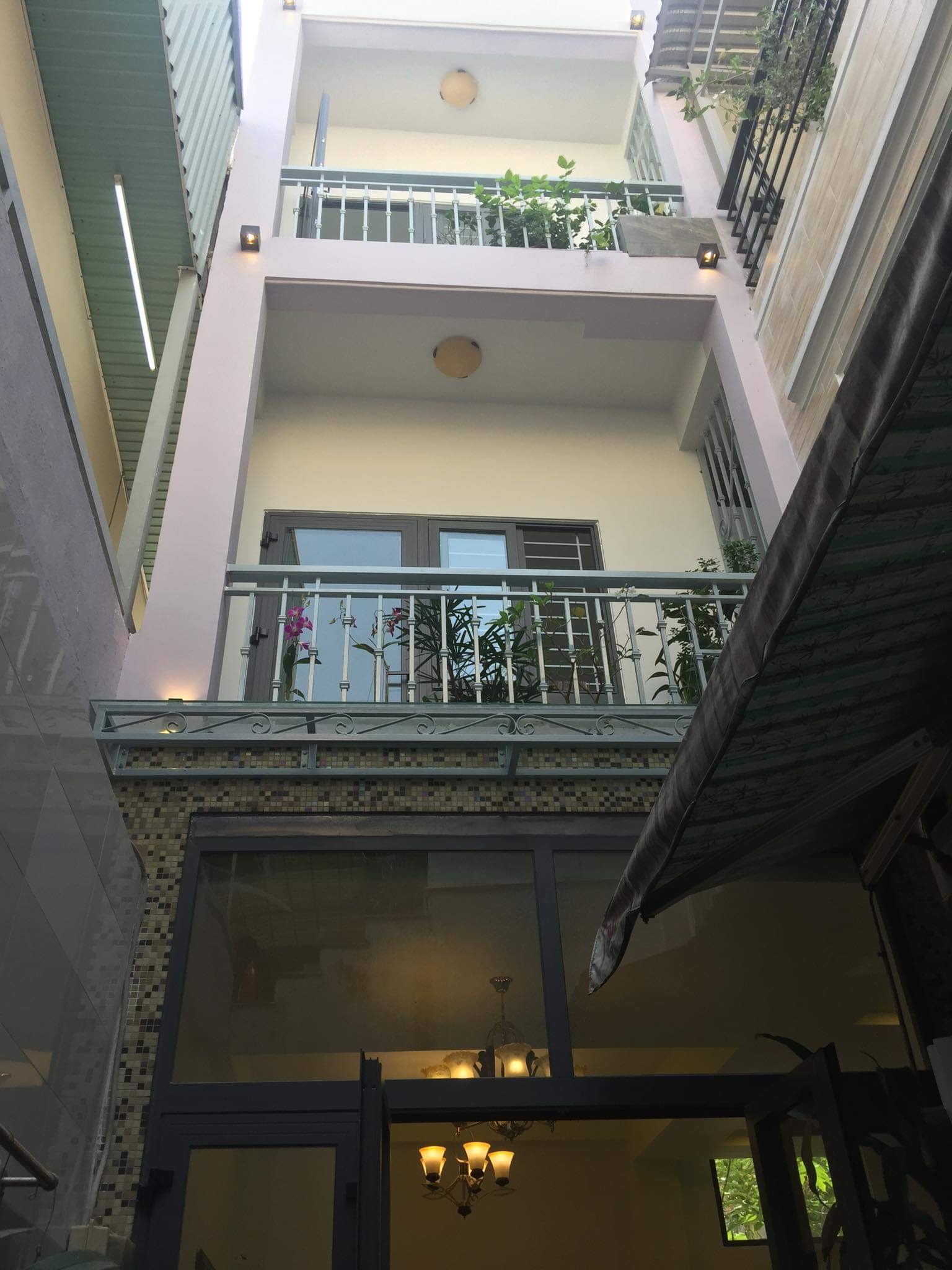 Bán nhà đường Thích Quảng Đức 45m2, 2 tầng giá 6tỷ.