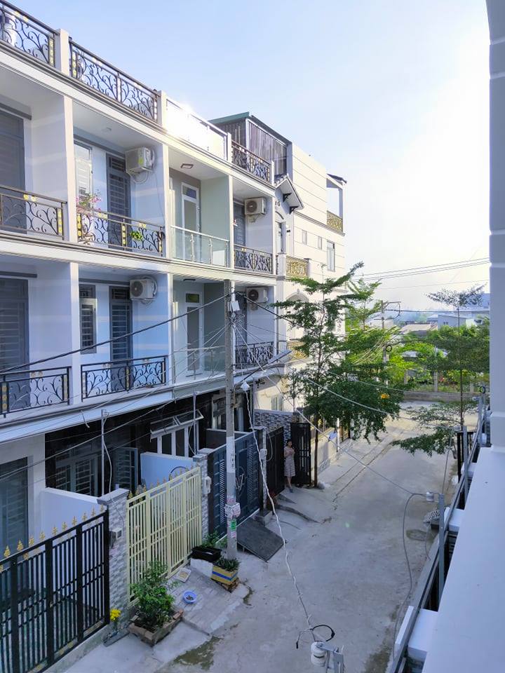Bán nhà phố Lê Văn Lương, Phước Kiển, 3.2 x 13m, 2 lầu, sân thượng, Hẻm 7m, 2.35 tỷ