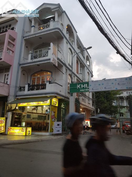 Bán nhà Góc 2 mặt tiền đường Nguyễn Trọng Tuyển, P8, Phú Nhuận, 68m2, 23.5 tỷ TL, Sẵn HDT.