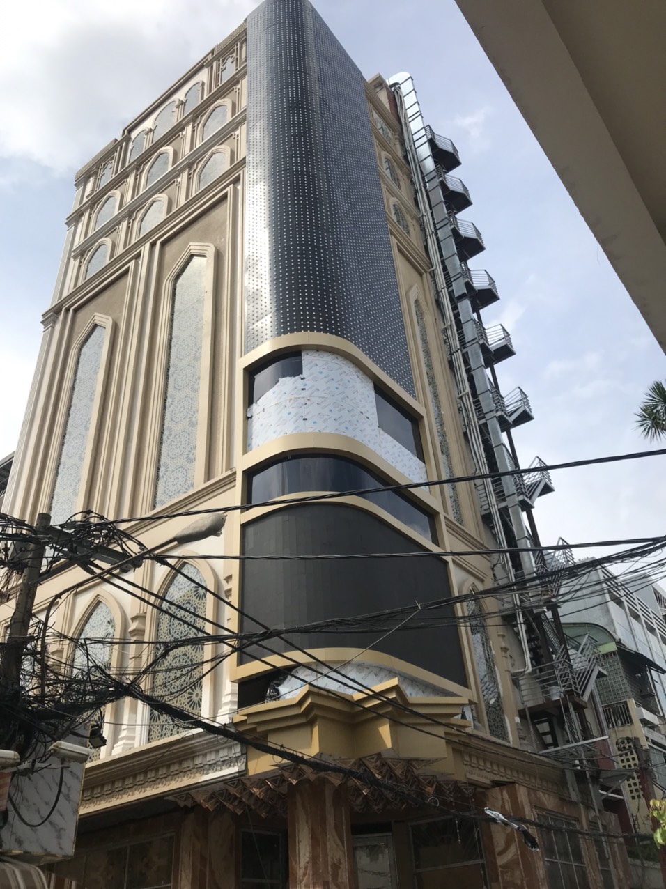 Bán nhà mặt tiền đường Nguyễn Văn Cừ Quận 5. DT: 4.2x25M giá 33 tỷ TL