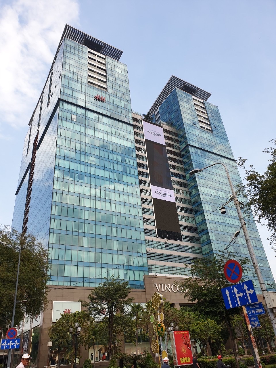 Bán tòa nhà mặt tiền đường Út Tịch, Phường 4, Tân Bình. (DT 9x20m, Hầm + 5L), giá chỉ 50 tỷ