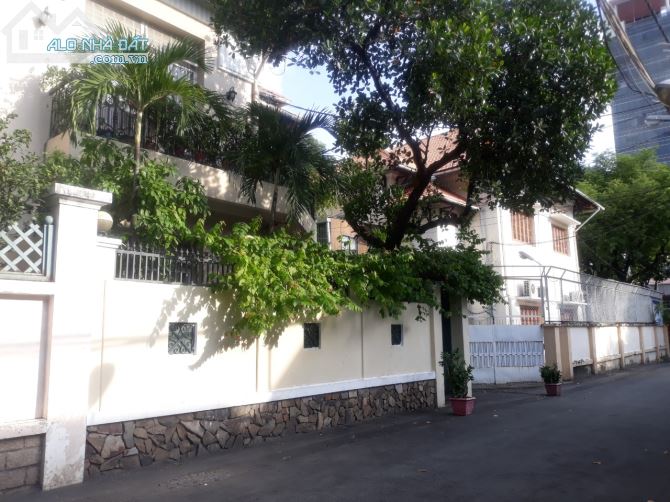 Cần bán biệt thự villa góc 2 mặt tiền Nguyễn Sơn Hà, P. 5 Quận 3. DT: 14x18m, giá bán 48 tỷ TL