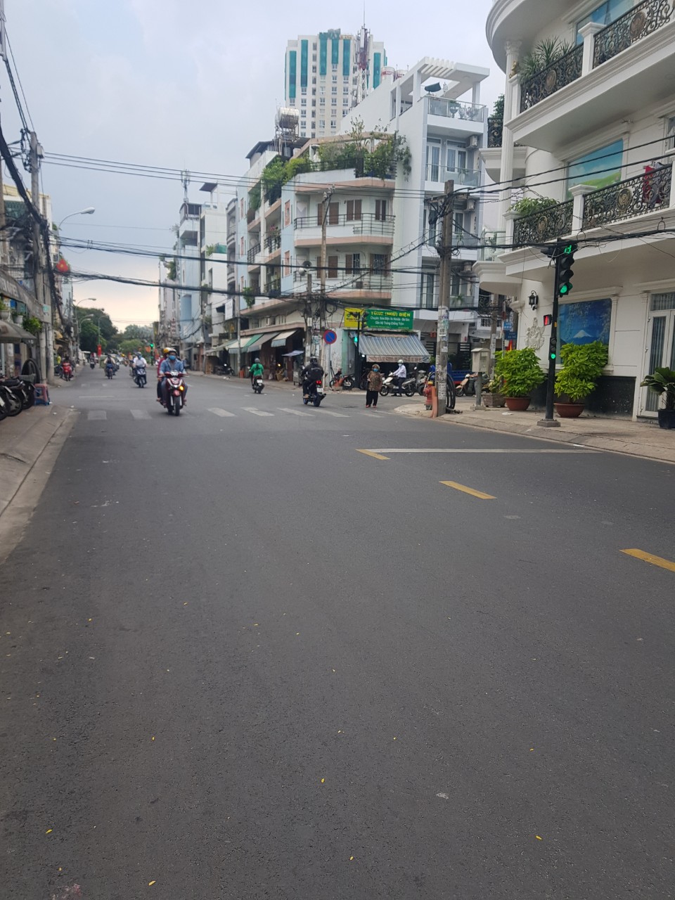Cần tiền bán gấp nhà Mặt tiền P.1, Q.6, Cao Văn Lầu, DT: 4x16m, chỉ với 17 tỷ 2, LH: 0915190011