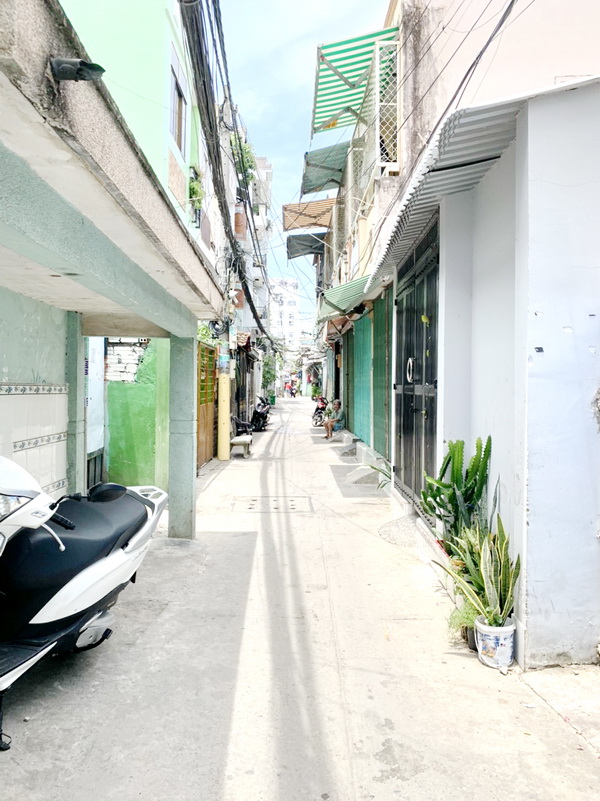 Bán nhà nát hẻm 36 đường Tân Thuận Tây quận 7. 